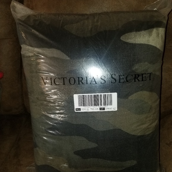NEW Victoria's Secret PINK Sherpa Blanket in Camo! - Picture 2 of 3
